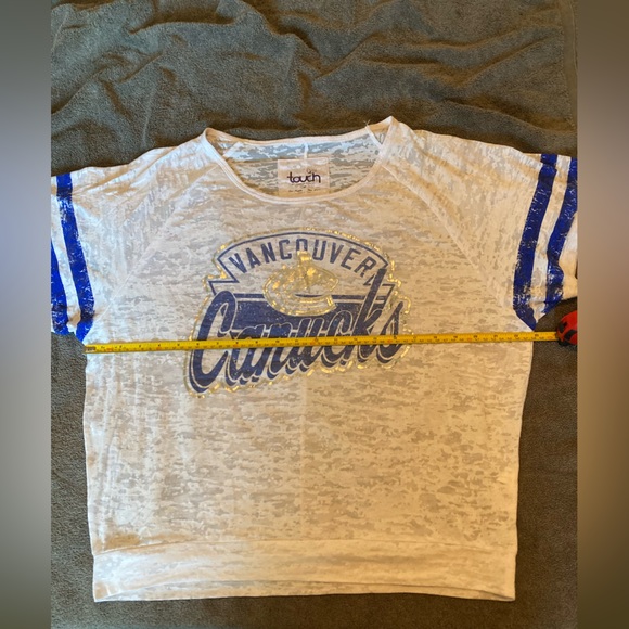 Women’s Canuck tee medium - Picture 5 of 5